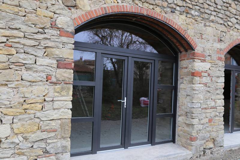 Installation de fenêtres et portes fenêtres cintrées en PVC Finstral capotées aluminium à Chalamont dans l'ain