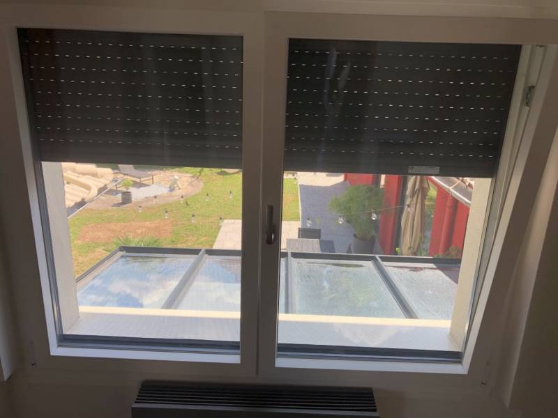 Réalisation multi produits sur la commune de Vaulx en Velin proche de Lyon. Coulissant en aluminium K-line, Fenêtre PVC Finstral, Volet roulant solaire Bubendorff et Véranda Renoval