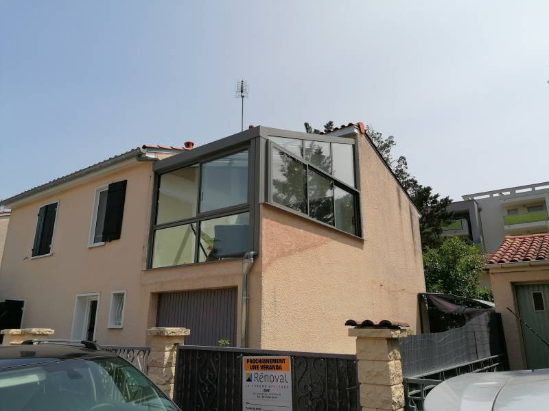 Pose d'une véranda Renoval en aluminium gamme Panorama à Décines Charpieu proche de Lyon