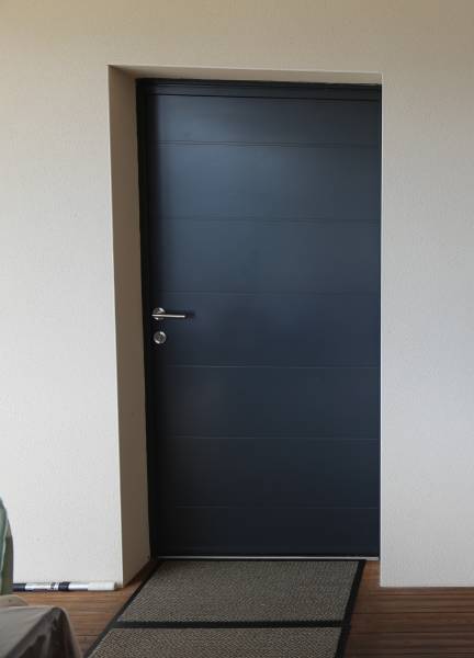 Pose d'une porte de service en aluminium dans une maison à Bourg-en-Bresse