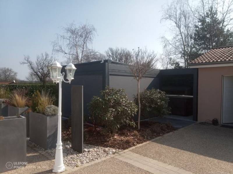 Pergolas à toiture fixe de la marque Renoval avec stores de toiture et stores latéraux