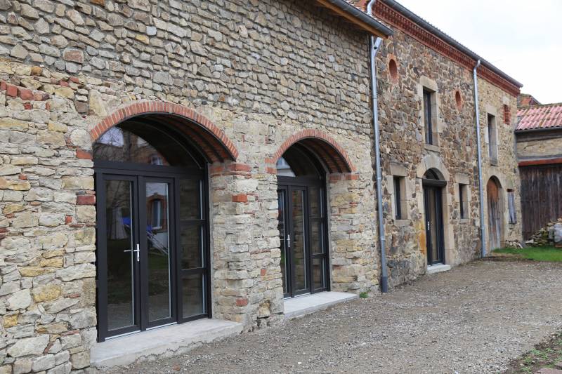Installation de fenêtres et portes fenêtres cintrées en PVC Finstral capotées aluminium à Chalamont dans l'ain
