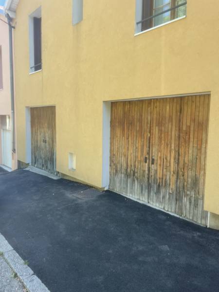 Pose d'une porte de garage sectionnelle, menuiseries PVC et volets battants aluminium à Oullins près de Lyon