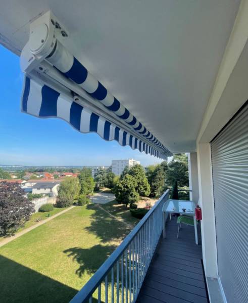 Installation d'un store banne à commande électrique de marque Soliso