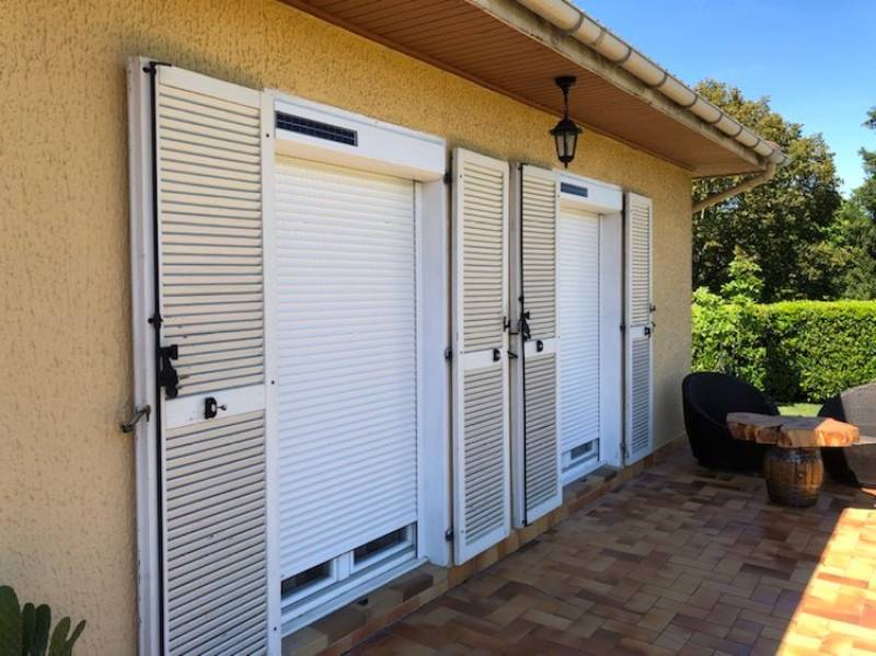 Installation de deux volets roulants solaires Bubendorff à Heyrieux dans l'Isère